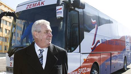 Milo Zeman u zase brázdí zemi Zemákem. Pedvolebním autobusem chce objet vechna vtí msta.