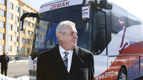 Předseda Strany práv občanů - zemanovci Miloš Zeman dnes v Praze představil volební autobus Zemák a zahájil volební kampaň. Předseda Strany práv občanů - zemanovci Miloš Zeman dnes v Praze představil volební autobus Zemák a zahájil volební kampaň.