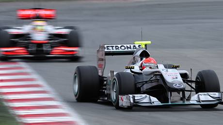 Lewis Hamilton s McLarenem pi testech v Barcelon (vzadu) pronásleduje Michaela Schumachera s Mercedesem.