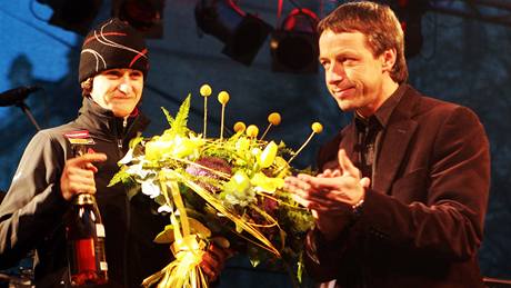 Martina Sáblíková s politikem Pavlem Bémem (vpravo) pi oslav olympionik z Vancouveru na Václavském námstí.