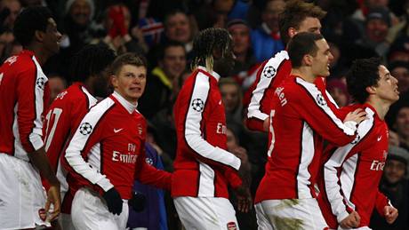 Fotbalisté Arsenalu se radují z gólu Fotbalisté Arsenalu se radují z gólu