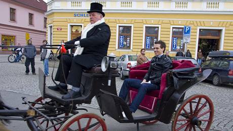 Cyklokrosa Zdenk tybar pijídí v koáe na námstí ve Stíbe.