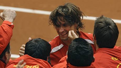 Tenisté Španělska se radují z postupu do čtvrtfinále Davis Cupu 2010. Uprostřed autor postupového bodu David Ferrer Tenisté Španělska se radují z postupu do čtvrtfinále Davis Cupu 2010. Uprostřed autor postupového bodu David Ferrer