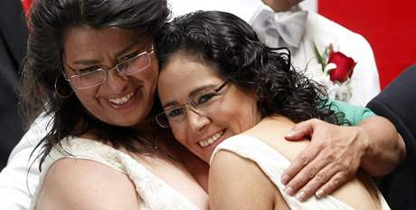 Lol Kin Vasquzov a Judith Castanedov se staly prvnm lesbickm prem oddanm v Mexiku (11. bezna 2010)