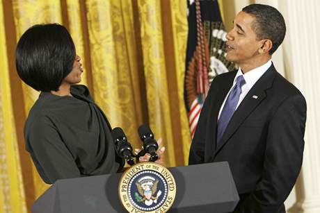 Dvej se na m upmn, d v ertu prvn dma USA Michelle Obamov pi ceremonii v Blm dom u pleitosti Dne en; Washington, 8. bezna 2010 