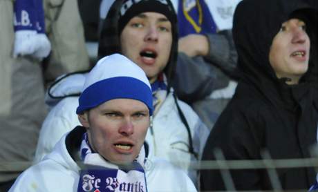 Fanouci Baníku Ostrava na brnnském stadionu v Králov Poli (15. bezna 2010)