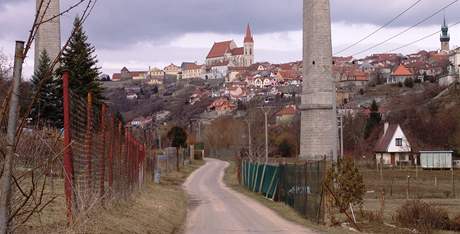 Úzká silnice na pravém pehu Dyje pod pehradou ve Znojm