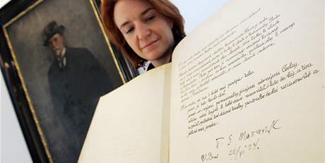 Tereza Fojtov ukazuje pamtn knihu, do kter se podepe princ Charles pi pondln nvtv Brna
