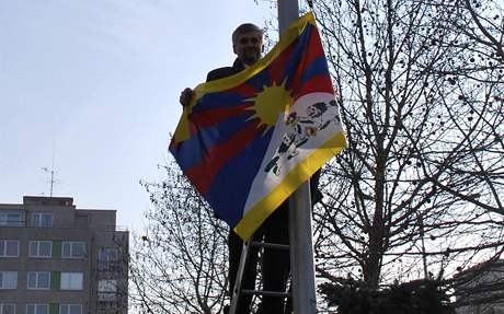 Vlajku Tibetu ped ministerstvem ivotnho prosted vyvsil ministr Jan Dusk.