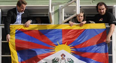 Na oknech poslaneckého klubu Strany zelených se stejn jako loni i letos objevila vlajka ínou obsazeného Tibetu.