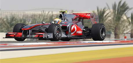 A TE PEDJEDU SCHUMACHERA. Lewis Hamilton byl v prvnm trninku pomalejm z jezdc McLarenu.