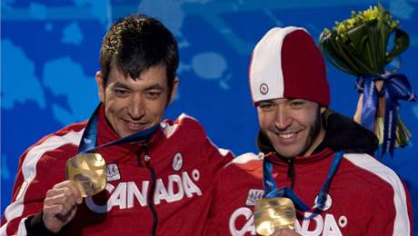 Zrakov postien Brian McKeever (vpravo) a jeho bratr-vodi Robin McKeever se zlatmi medailemi z vancouversk paralympidy