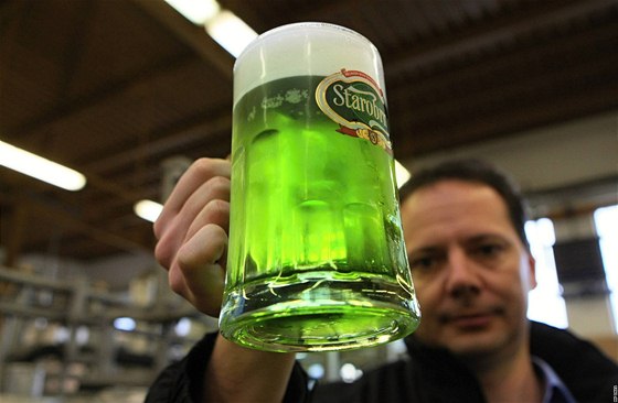 V pivovaru Starobrno zaalo stáení zeleného piva do sud, na snímku vrchní sládek Tomá Pluháek.