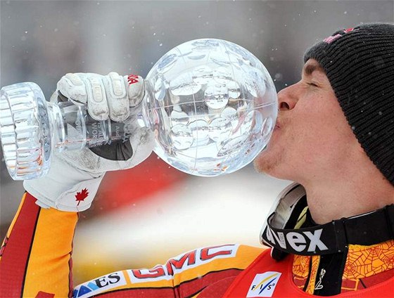 Kanadský lya Erik Guay líbá malý kiálový globus za superobí slalom