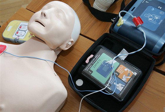 Ve Zlínském kraji chybí defibrilátory na veejných místech, pístroji vtinou disponuje pouze záchranka a policie. Ilustraní foto