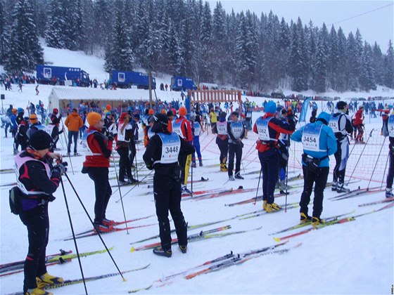 Start Transjurasienne, nahoe nákladní auta, která odvezla vci závodník do cíle 