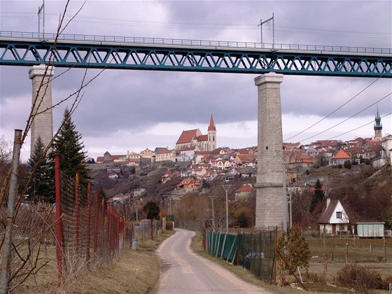 Úzká silnice na pravém pehu Dyje pod pehradou ve Znojm