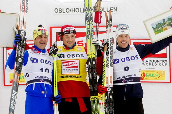 Nejlepí ti ze závodu Svtového poháru na 50 km voln v Oslu. Zleva druhý Pietro Piller Cottrer, vítz Petter Northug a tetí Vincent Vittoz. 