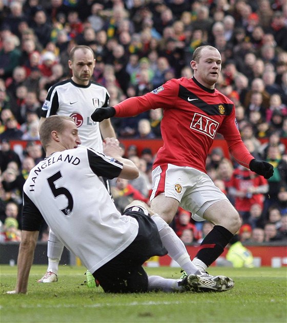 Wayne Rooney, útoník Manchesteru United (vpravo), bojuje mezi hrái Fulhamu
