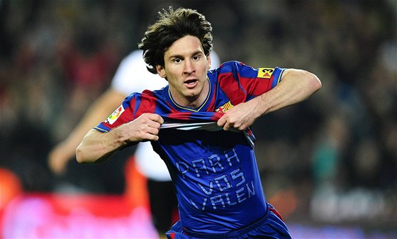 Lionel Messi, útoník Barcelony, se raduje ze svého dalího gólu. V duelu proti Valencii se trefil hned tikrát.
