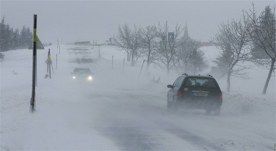 Silnice na Boím Daru v Kruných horách v sobotu 13. bezna 2010