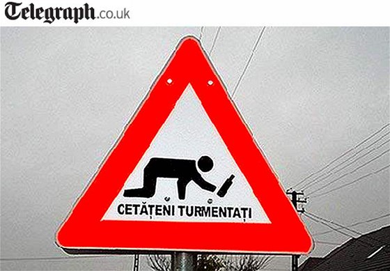 Dopravní znaka v Rumunsku varuje idie ped opilými chodci.