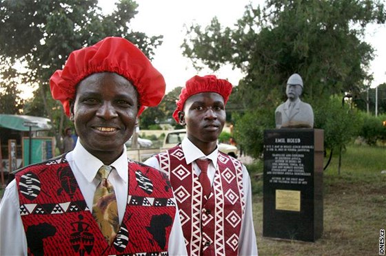 Loziové picházejí na otevení Holubovy výstavy v zambijském Livingstonu (bezen 2010)