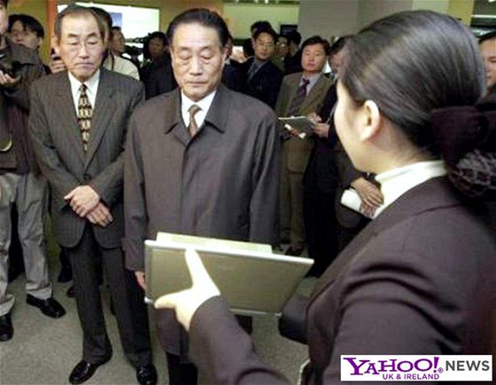 Bývalý tajemník vládní Severokorejské strany práce Pak Nam-ki (uprosted) byl popraven za neúspnou mnovou reformu.