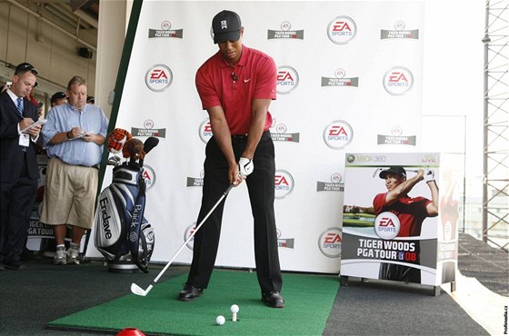 Tiger Woods pi prezentaci jedné z verzí videohry od EA Sports.