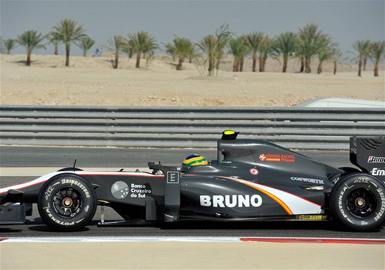 Bruno Senna s vozem týmu Hispania Racing na okruhu v Bahrajnu.