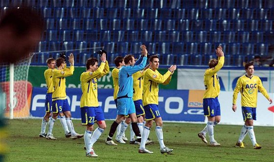 Sklenné stídaky by se mly objevit také na stadionu v Teplicích, kde AGC vlastní místní klub.