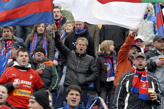 David Limberský (v erné budn) v plzeském fanoukovském kotli. 