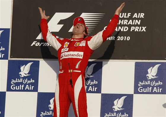 Fernando Alonso ze stáje Ferrari se raduje z vítzství v prvním závod sezony v Bahrajnu.