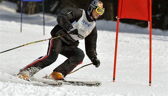  Bronzový medailista z olympijských her ve Vancouveru Martin Jak si zpestil závr sezony  v Rokytnici nad Jizerou na Semilsku na mistrovství eské republiky sportovních noviná v obím slalomu. 
