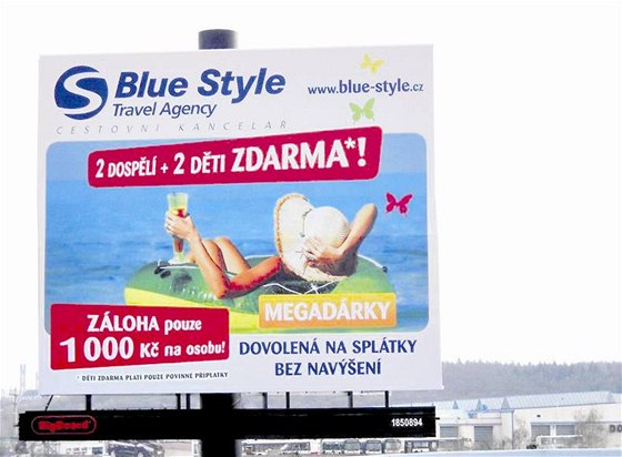 Cestovní kancelá Blue Style pozdji opatila své billboardy dovysvtlujícími informacemi.