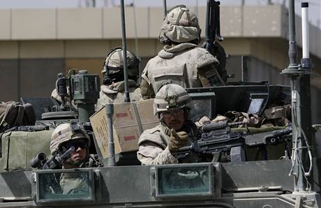 Kanadt vojci hldaj Kandahr, kterm otsla srie vbuch. (13. bezna 2010)