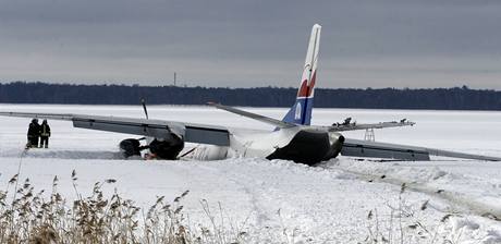 Nkladn letadlo nouzov pistlo na zamrzlm jezee na kraji Tallinnu. (18. bezna 2010)