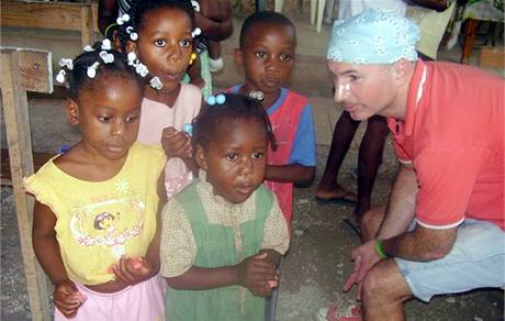 Rudolf Hrunsk pomh dtem na zemtesenm postienm Haiti.