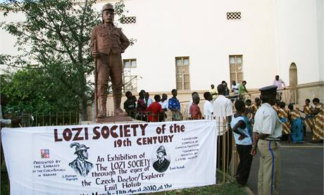 Plakt pod sochou cestovatele Livingstona zve na nov otevenou vstavu sbrek Emila Holuba v Zambii (bezen 2010)