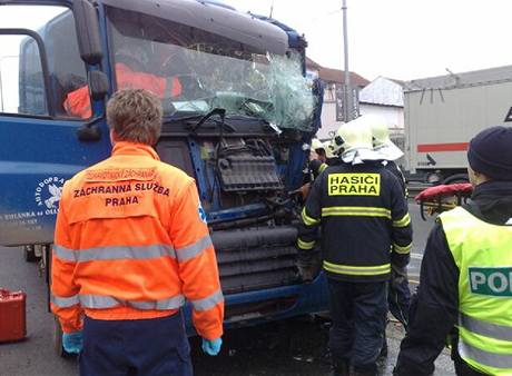 Nehoda kamion v Praze na Jin spojce.