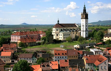 Litomice. Pohled z domu U kalicha na katedrlu svatho tpna, vlevo na obzoru Hazmburk.