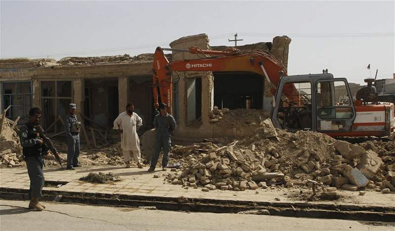 Následky výbuch v Kandaháru. (13. bezna 2010)