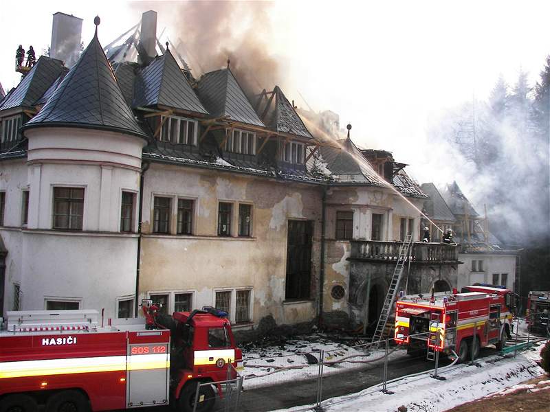 Ohe zniil stechu slovenského  zámku Kunerad. (10. bezna 2010)