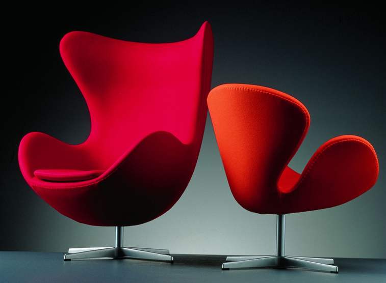 Vajíko (The Egg) a Labu (The Swan) - slavná kesla Arne Jacobsena 