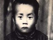 Mlad Lhamo Dndrub na snmku jet pedtm, ne byl zvolen 14. tibetskm Dalailamou.