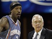 Gerald Wallace z Charlotte Bobcats a jeho trenr Larry Brown