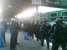 Policejn kordon na hlavnm ndra v Brn ped utknm mstnho 1. FC s Bankem Ostrava