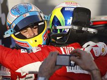 Fernando Alonso (vlevo) a Felipe Massa se objmaj po Velk cen Bahrajnu