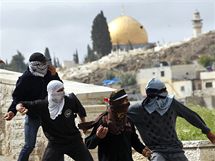 Palestint demonstranti se stetli ve vchodnm Jeruzalm s izraelskmi policisty. (16. bezna 2010)
