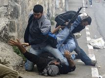 Izraelt policist zatkaj palestinsk demonstranty pi stetu ve vchodnm Jeruzalm. (16. bezna 2010)